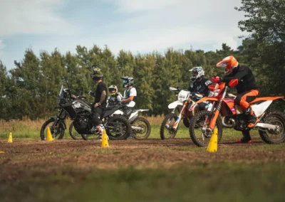 Szkolenie motocyklowe na polu