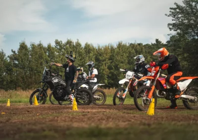 Szkolenie motocyklowe na polu