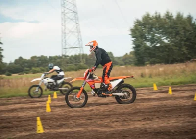 Szkolenie motocyklowe na polu