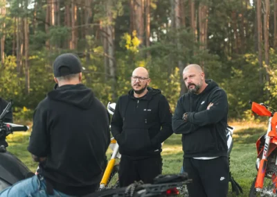 szkolenie motocyklowe na polu