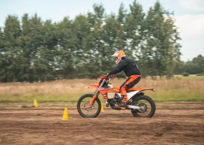 Szkolenie motocyklowe na polu