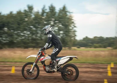 szkolenie motocyklowe na polu