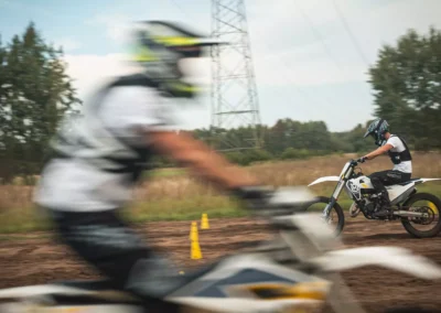 szkolenie motocyklowe na polu