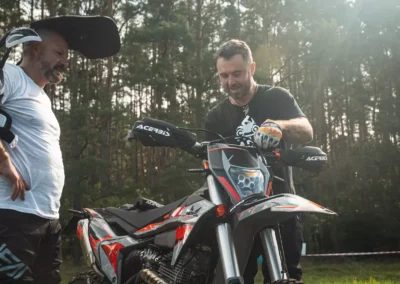 szkolenie motocyklowe na polu