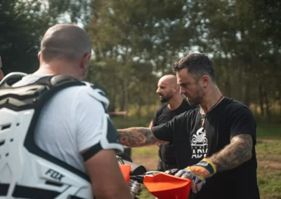 szkolenie motocyklowe na polu