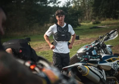 szkolenie motocyklowe na polu