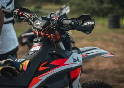 szkolenie motocyklowe na polu