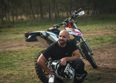 szkolenie motocyklowe na polu