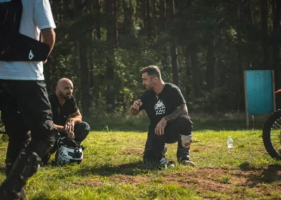 szkolenie motocyklowe na polu