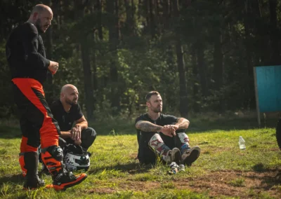 szkolenie motocyklowe na polu