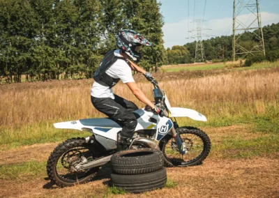 szkolenie motocyklowe na polu