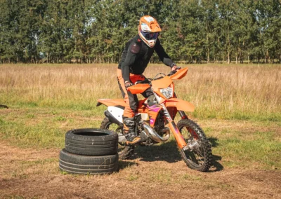szkolenie motocyklowe na polu