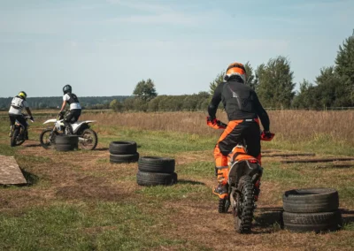 szkolenie motocyklowe na polu
