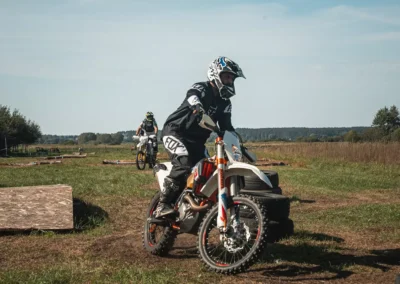 szkolenie motocyklowe na polu