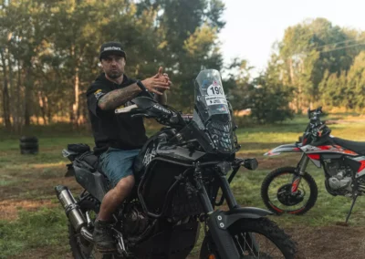 szkolenie motocyklowe na polu