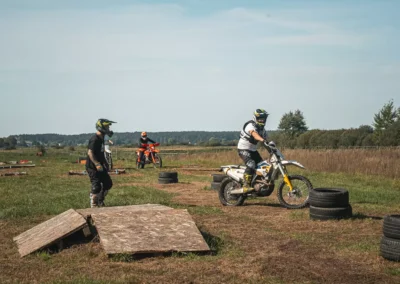 szkolenie motocyklowe na polu