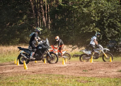 szkolenie motocyklowe na polu