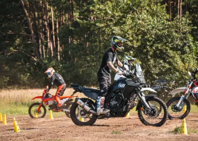 szkolenie motocyklowe na polu
