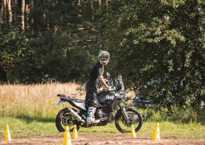 szkolenie motocyklowe na polu