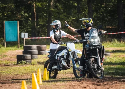 szkolenie motocyklowe na polu