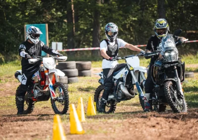 szkolenie motocyklowe na polu