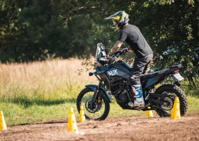 szkolenie motocyklowe na polu