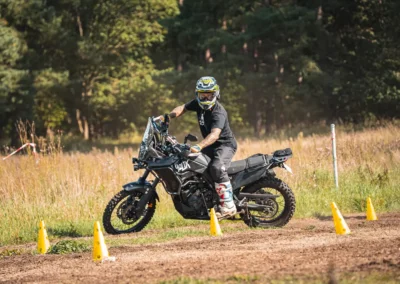 szkolenie motocyklowe na polu