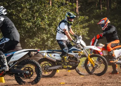 szkolenie motocyklowe na polu