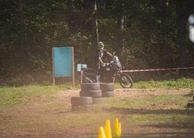 szkolenie motocyklowe na polu