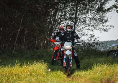 szkolenie motocyklowe na polu