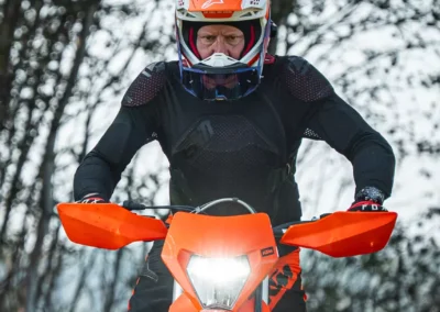 szkolenie motocyklowe na polu