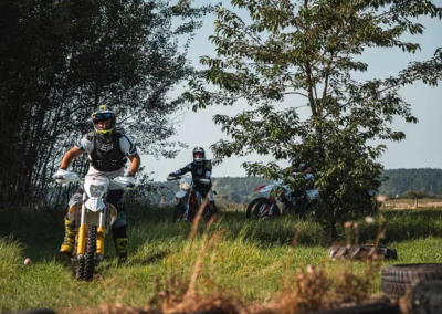 szkolenie motocyklowe na polu