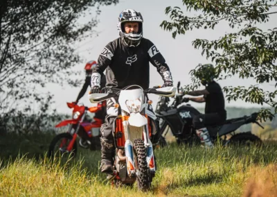 szkolenie motocyklowe na polu