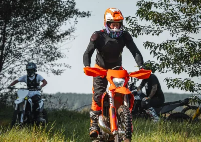 szkolenie motocyklowe na polu