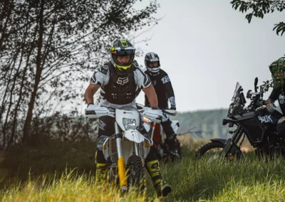 szkolenie motocyklowe na polu