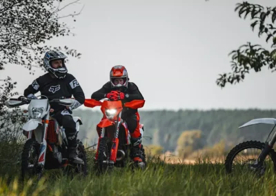 szkolenie motocyklowe na polu