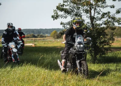 szkolenie motocyklowe na polu