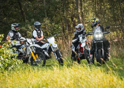 szkolenie motocyklowe na polu