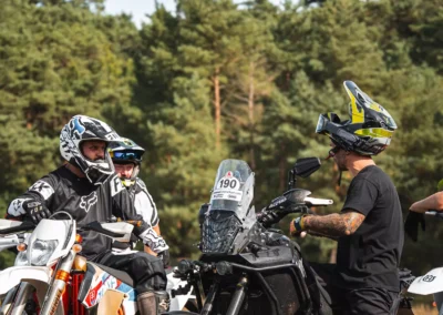 szkolenie motocyklowe na polu