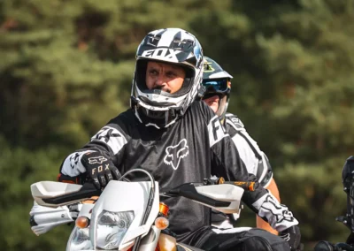 szkolenie motocyklowe na polu