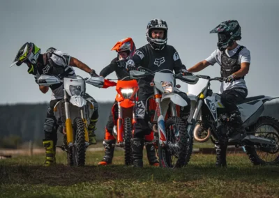 szkolenie motocyklowe na polu