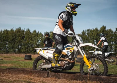 szkolenie motocyklowe na polu