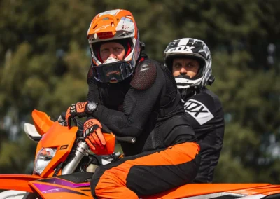 szkolenie motocyklowe na polu