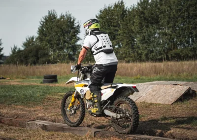 szkolenie motocyklowe na polu