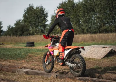 szkolenie motocyklowe na polu