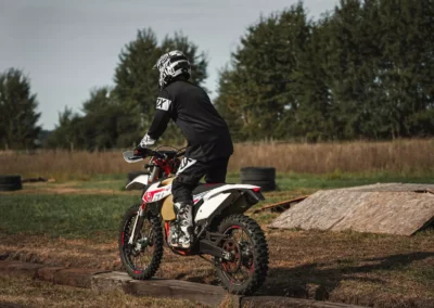 szkolenie motocyklowe na polu
