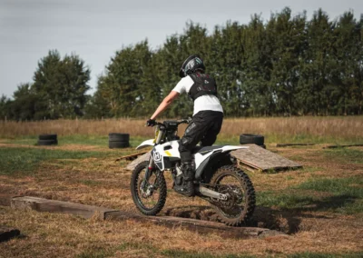 szkolenie motocyklowe na polu