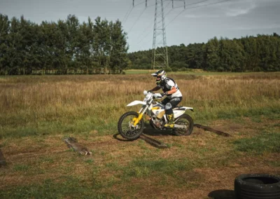 szkolenie motocyklowe na polu