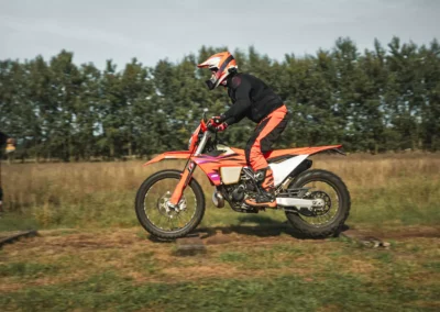 szkolenie motocyklowe na polu