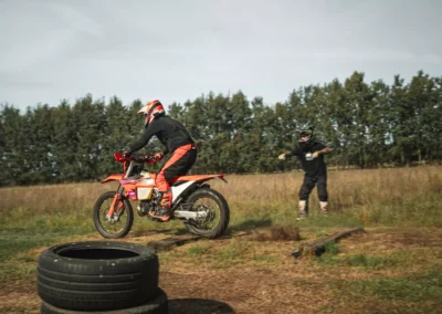 szkolenie motocyklowe na polu